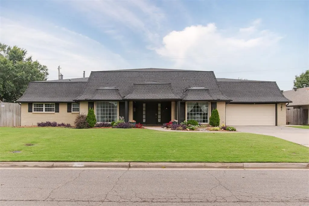 Photo 2 — 8625 Lakehurst Drive, Oklahoma City, OK 73120