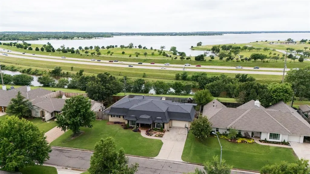 Photo 4 — 8625 Lakehurst Drive, Oklahoma City, OK 73120