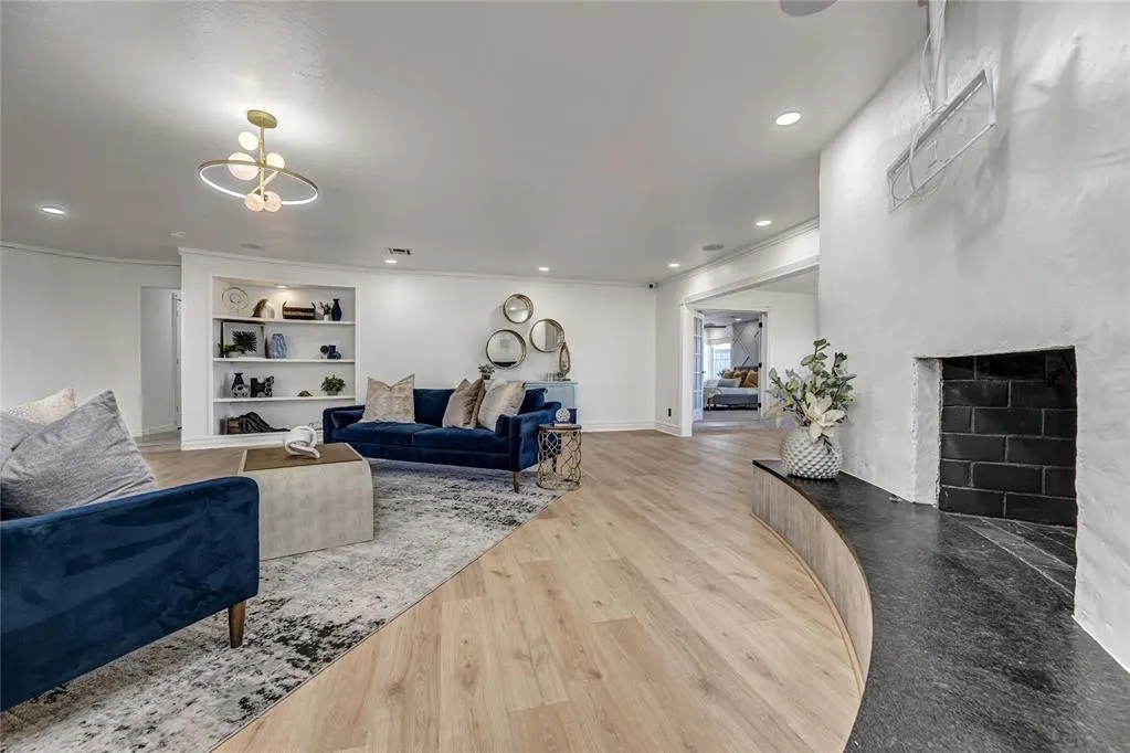 Photo 9 — 8625 Lakehurst Drive, Oklahoma City, OK 73120