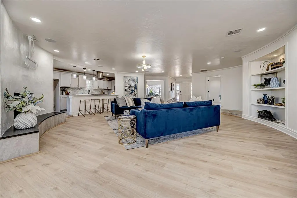 Photo 11 — 8625 Lakehurst Drive, Oklahoma City, OK 73120