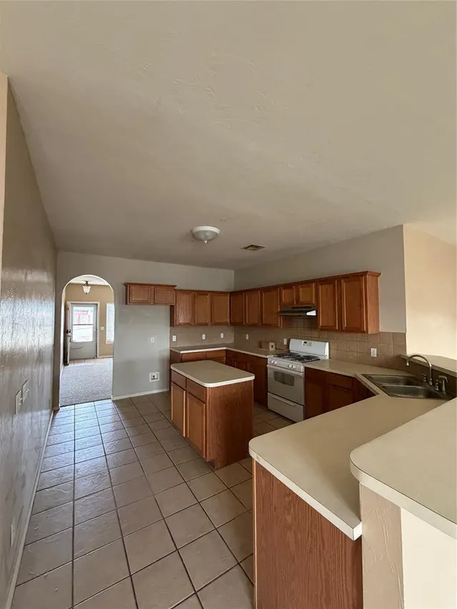 Photo 4 — 6920 Freedom Avenue, Oklahoma City, OK 73135