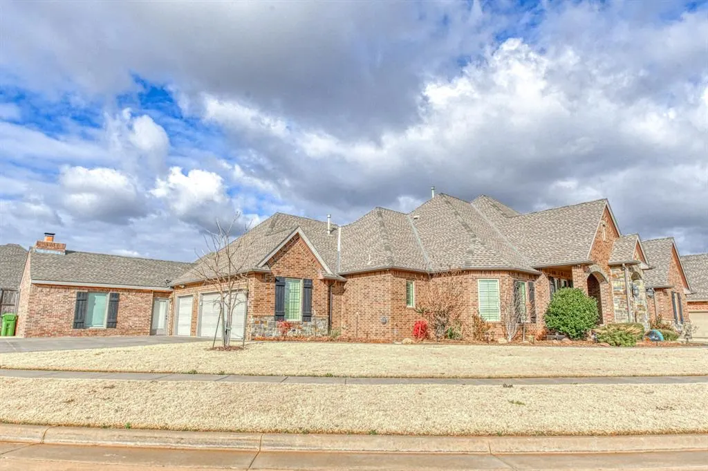 Photo 2 — 2233 War Eagle Lane, Yukon, OK 73099