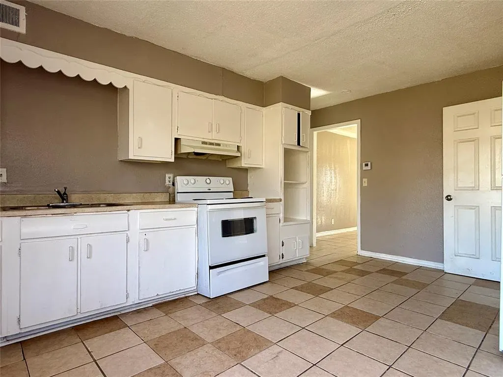 Photo 8 — 329 NW 84th Street, Oklahoma City, OK 73114