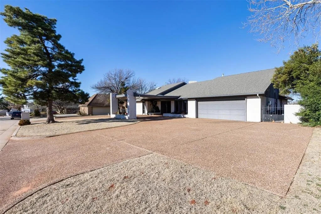 Photo 2 — 4313 Saint Thomas Drive, Oklahoma City, OK 73120
