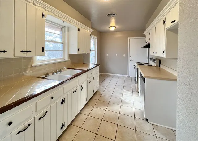 Front exterior — 208 E 14th Street, Edmond, OK 73034