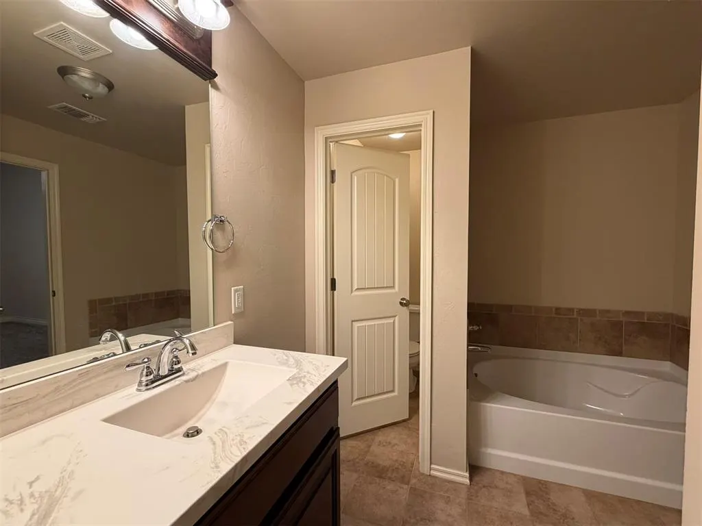 Photo 11 — 19128 Espada Drive, Edmond, OK 73012