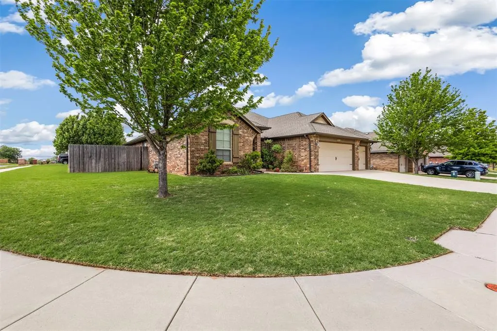 Front exterior — 14101 Drakes Way, Yukon, OK 73099