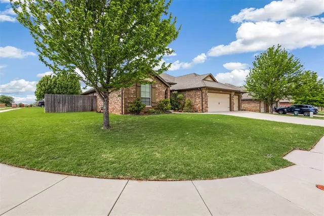 Front exterior — 14101 Drakes Way, Yukon, OK 73099