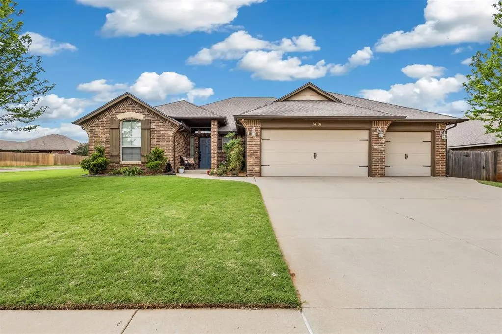 Photo 2 — 14101 Drakes Way, Yukon, OK 73099