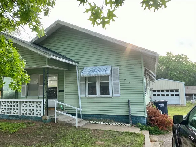 Front exterior — 221 N Pesotum Avenue, Shawnee, OK 74801
