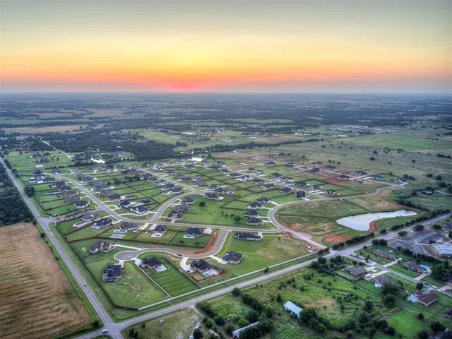 Photo 2 — 22300 Pine Bluff Way, Edmond, OK 73025