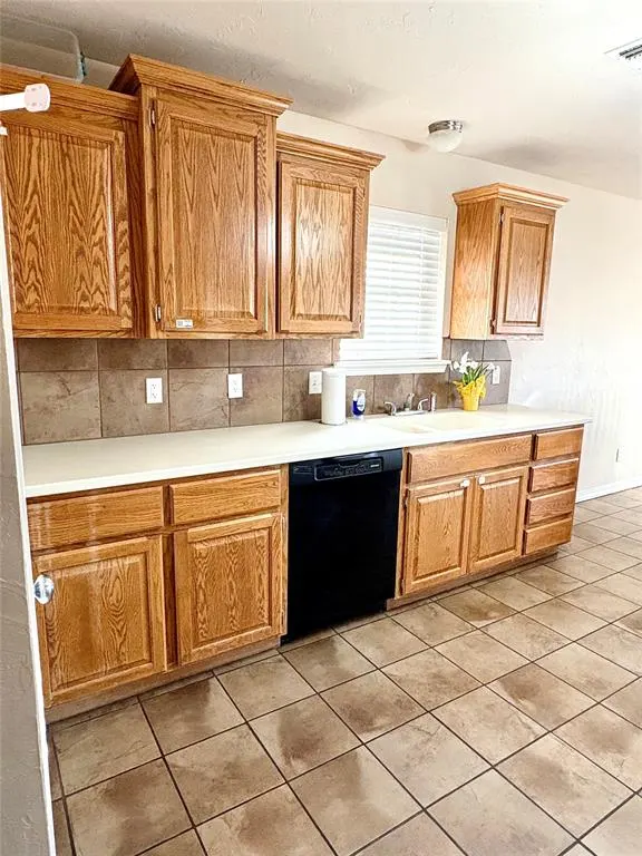 Photo 4 — 1605 Sommerset Place, Altus, OK 73521