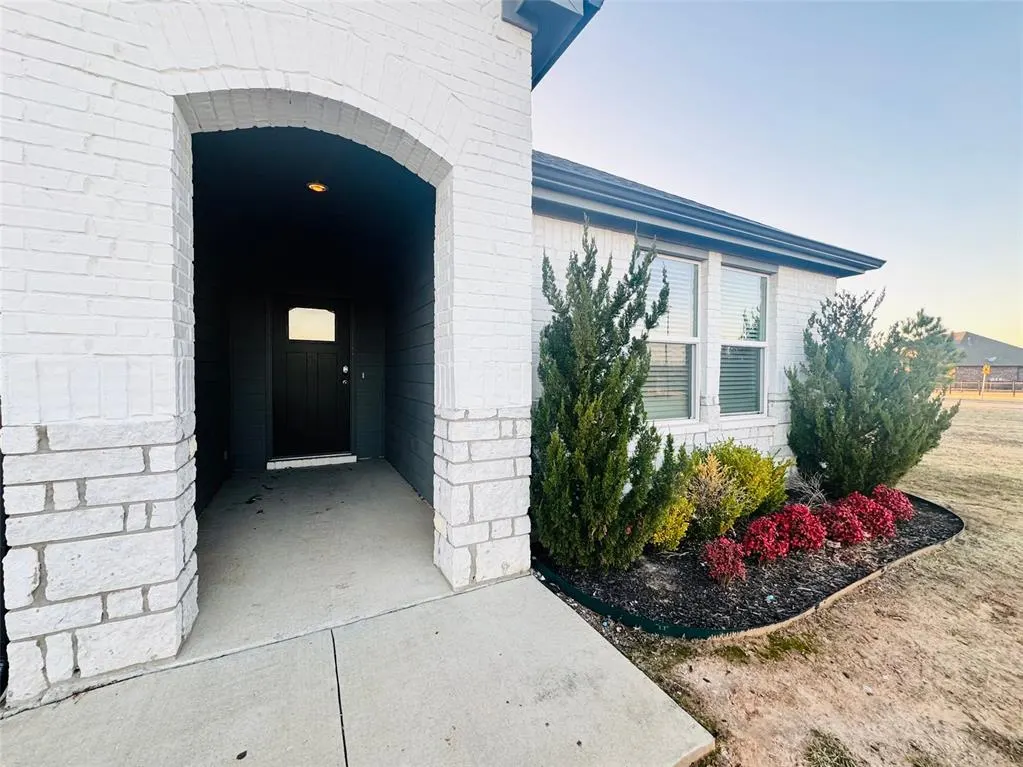 Photo 2 — 11424 S 282nd East Avenue, Coweta, OK 74429