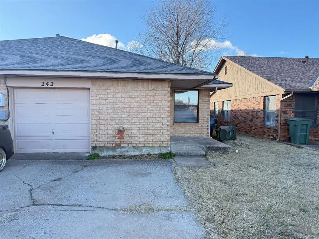 Photo 2 — 242 Barrett Place, Edmond, OK 73003
