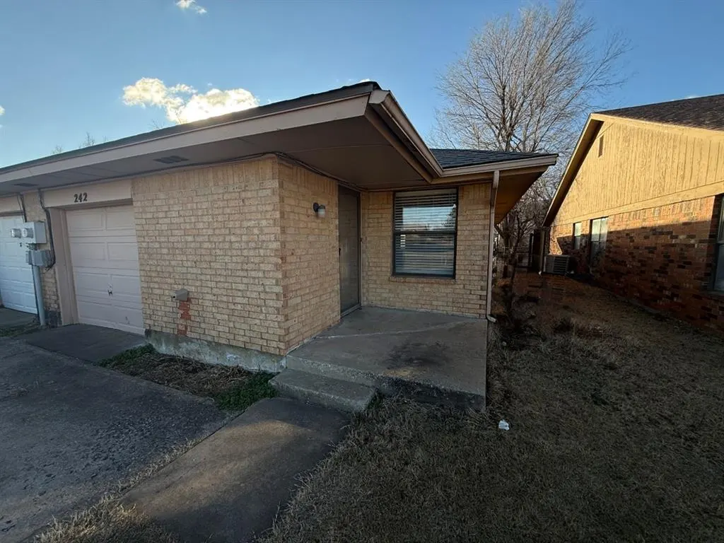 Photo 3 — 242 Barrett Place, Edmond, OK 73003