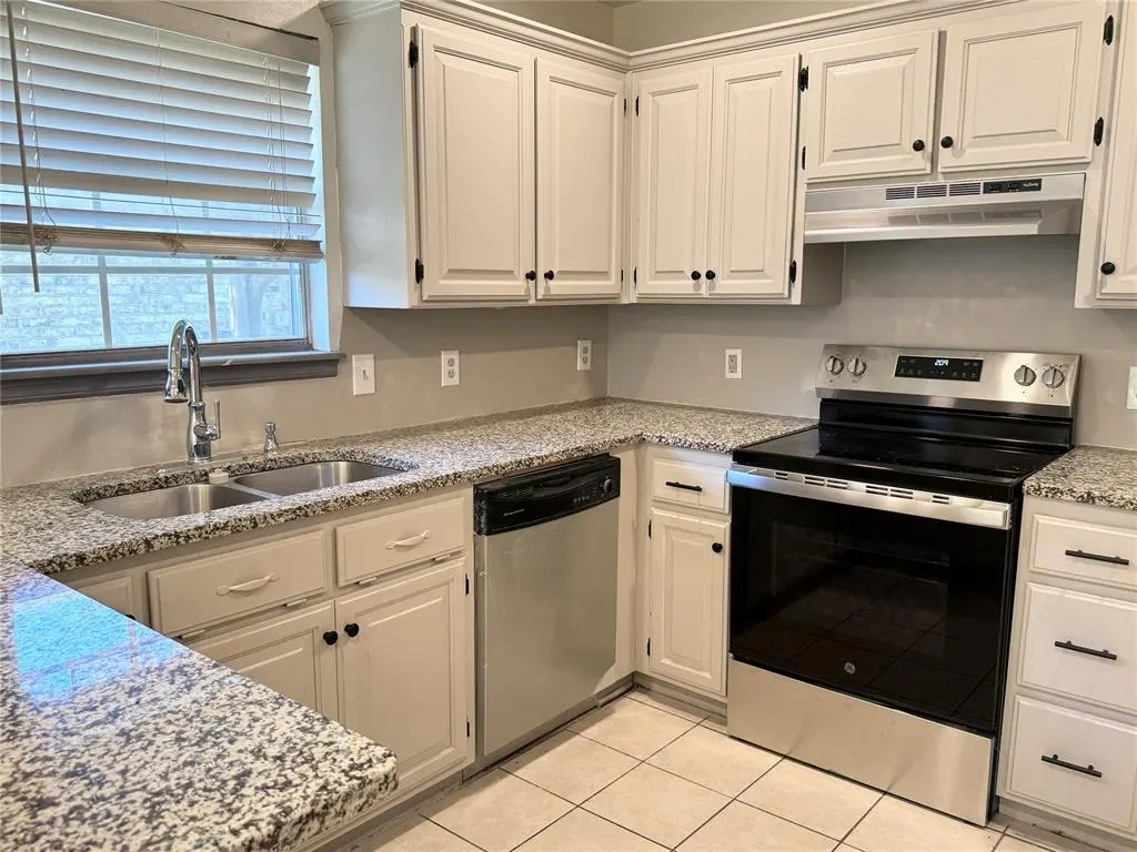 Photo 9 — 1102 Dustin Drive, Edmond, OK 73003