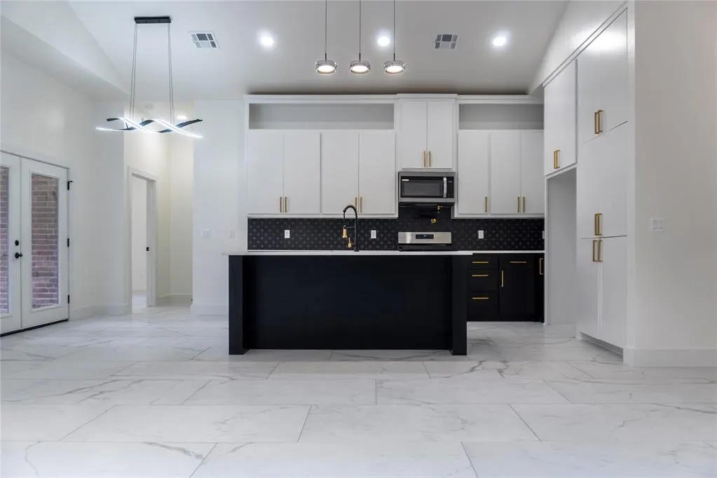 Photo 4 — 2025 NE 15th Street, Oklahoma City, OK 73117
