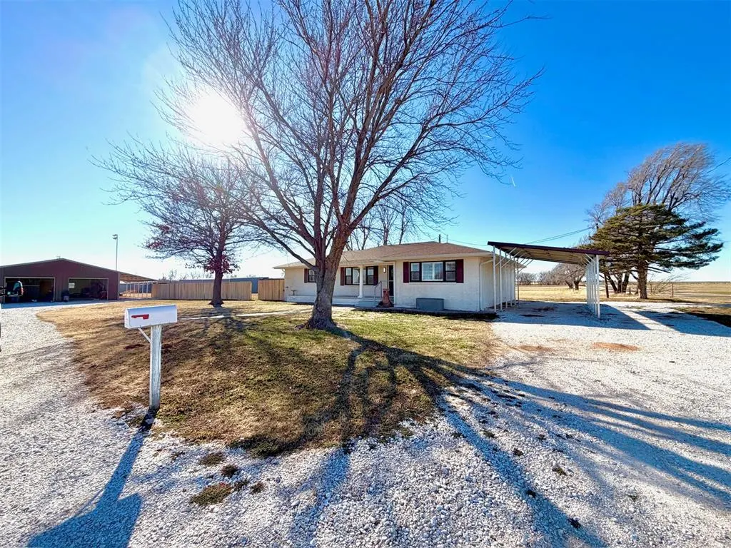 Front exterior — 615 W County Line Road, Seiling, OK 73663