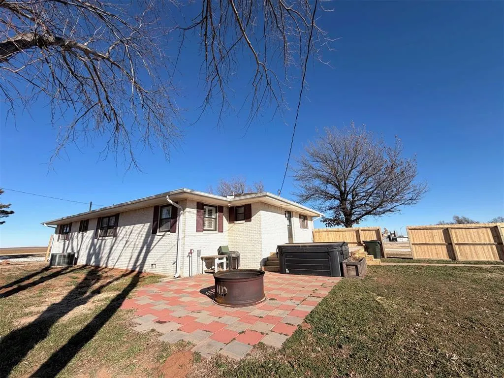 Photo 3 — 615 W County Line Road, Seiling, OK 73663