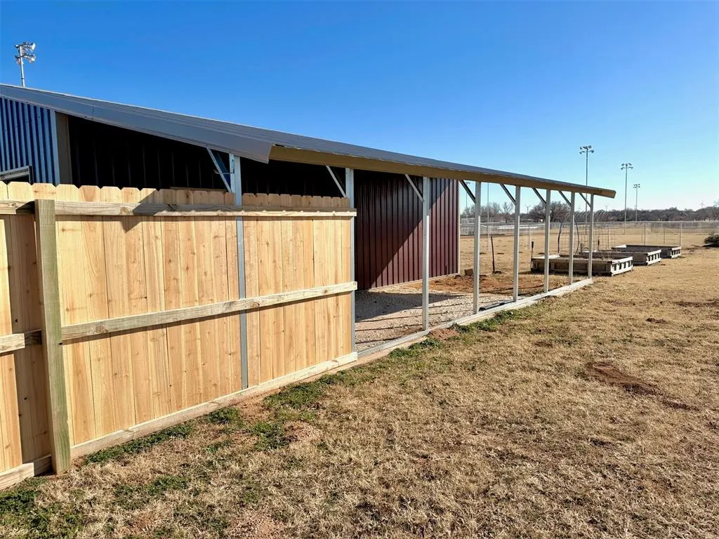Photo 5 — 615 W County Line Road, Seiling, OK 73663