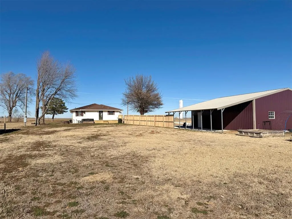 Photo 6 — 615 W County Line Road, Seiling, OK 73663