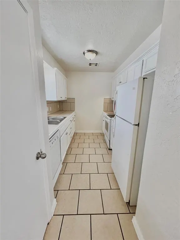 Photo 5 — 118 NE 12th Street, Moore, OK 73160