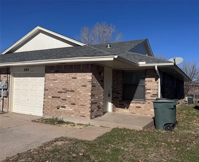 Front exterior — 205 Barrett Place, Edmond, OK 73003