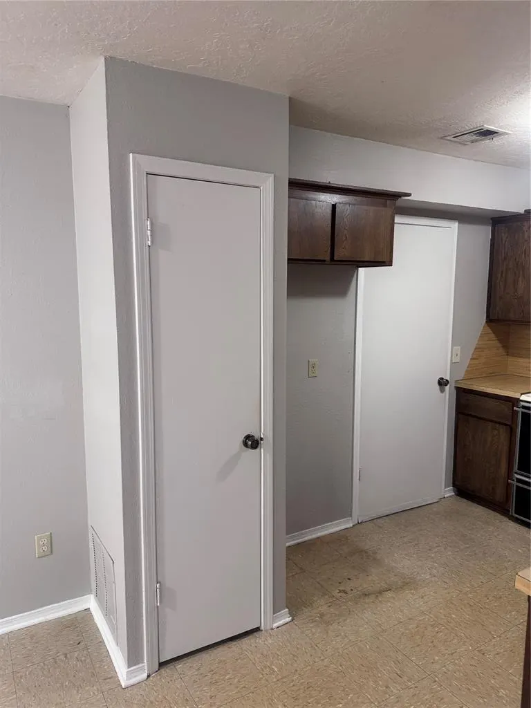 Photo 2 — 205 Barrett Place, Edmond, OK 73003