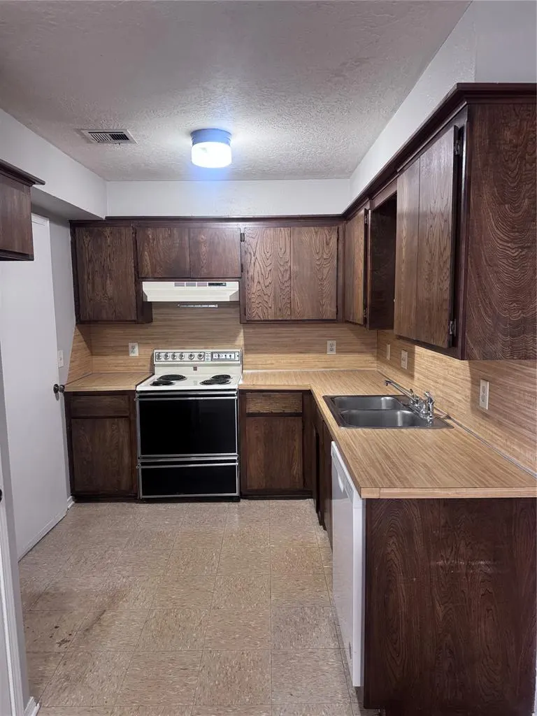 Photo 3 — 205 Barrett Place, Edmond, OK 73003