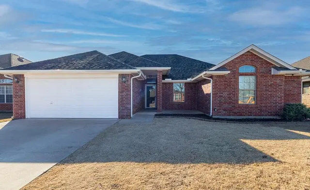 Photo 2 — 808 Canyon Drive, Yukon, OK 73099