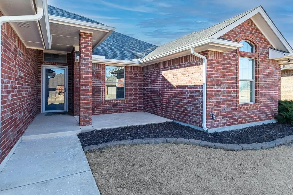 Photo 3 — 808 Canyon Drive, Yukon, OK 73099