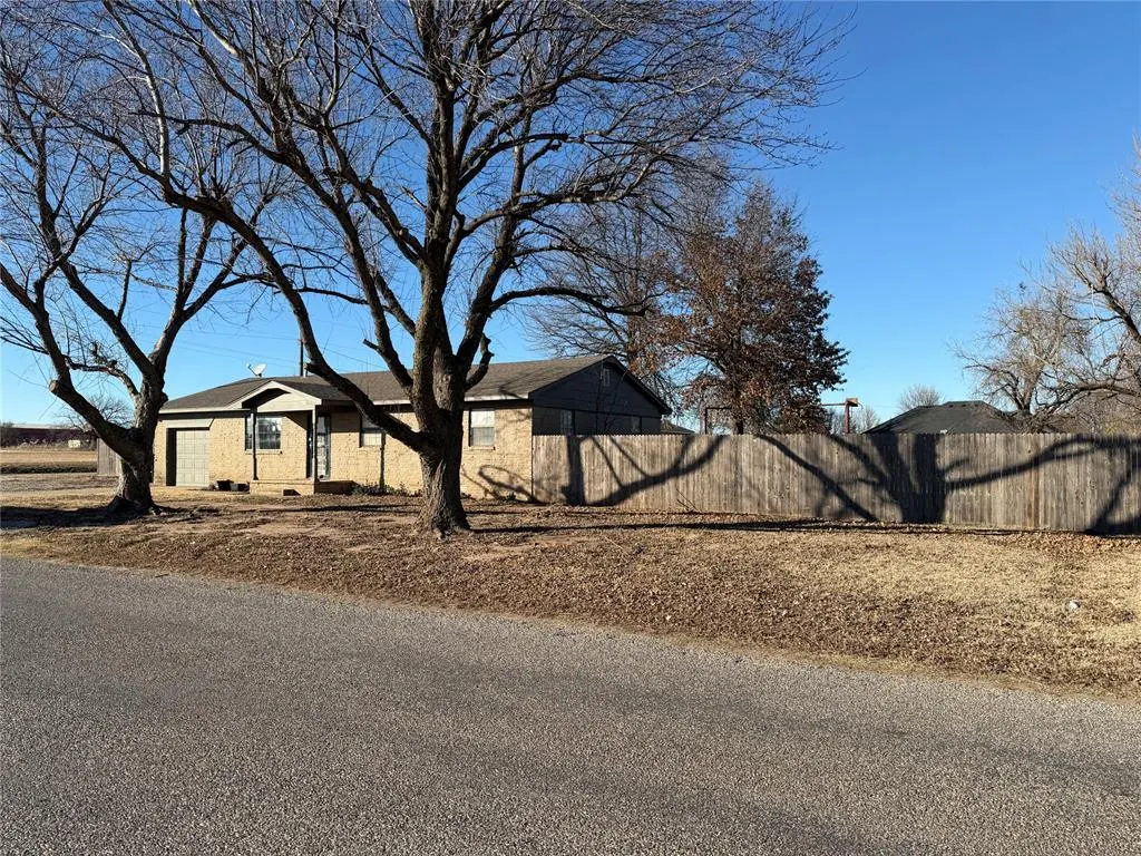 Photo 3 — 908 SW South Street, Minco, OK 73059