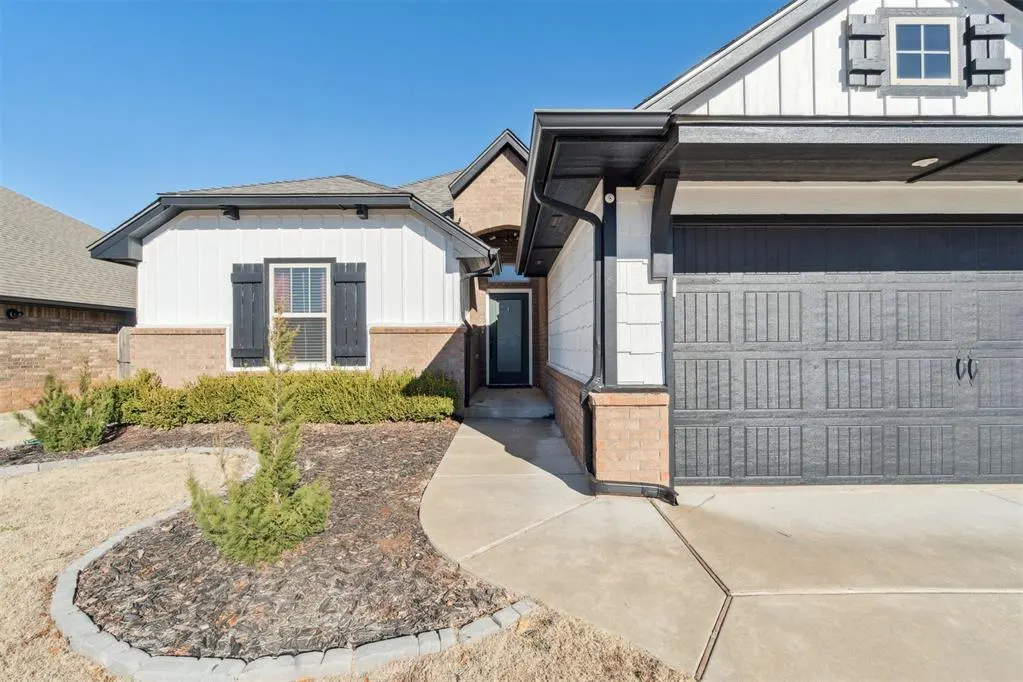 Photo 2 — 9913 NW 143rd Street, Yukon, OK 73099
