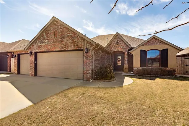 Front exterior — 542 W Chickasaw Court Way, Mustang, OK 73064