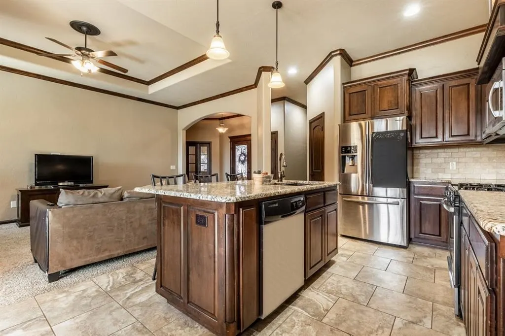 Photo 6 — 542 W Chickasaw Court Way, Mustang, OK 73064