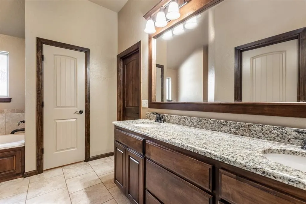 Photo 9 — 542 W Chickasaw Court Way, Mustang, OK 73064