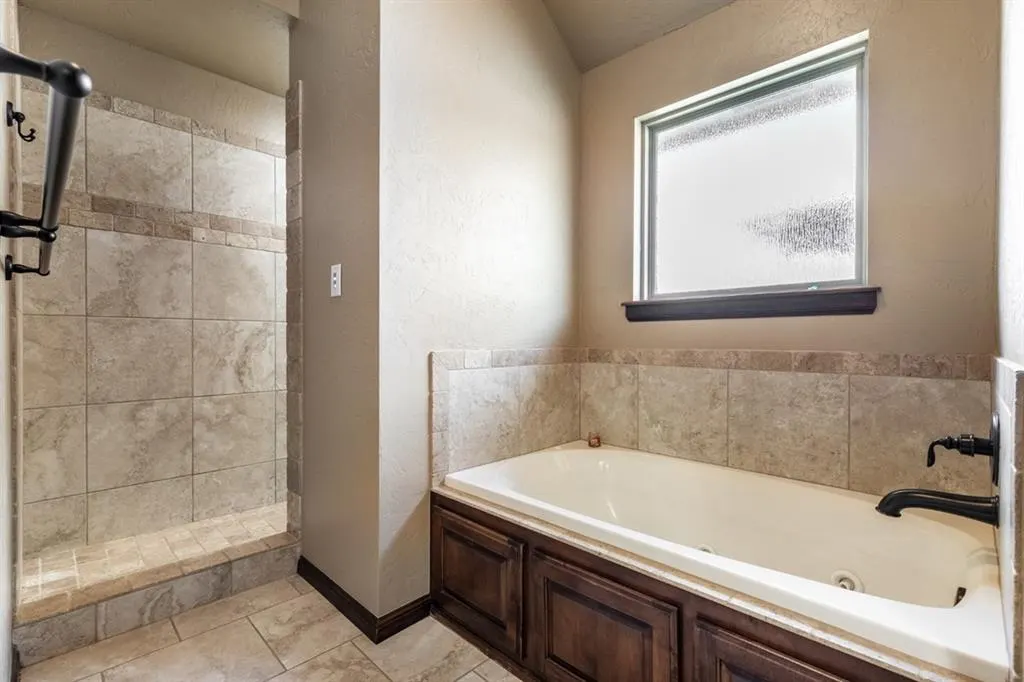 Photo 10 — 542 W Chickasaw Court Way, Mustang, OK 73064
