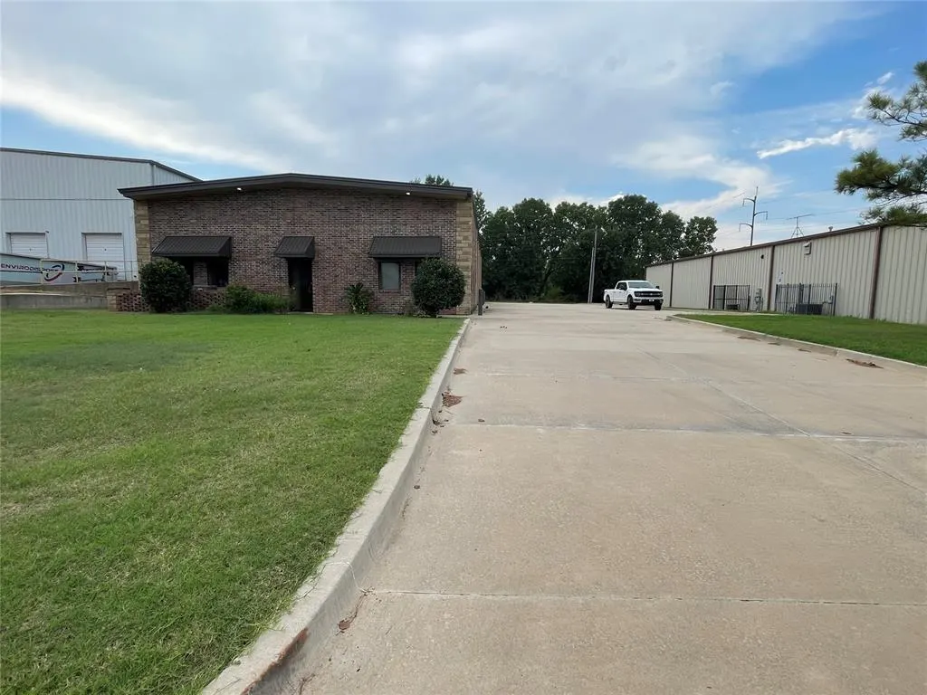 Photo 2 — 8209 N Glade Avenue, Oklahoma City, OK 73132