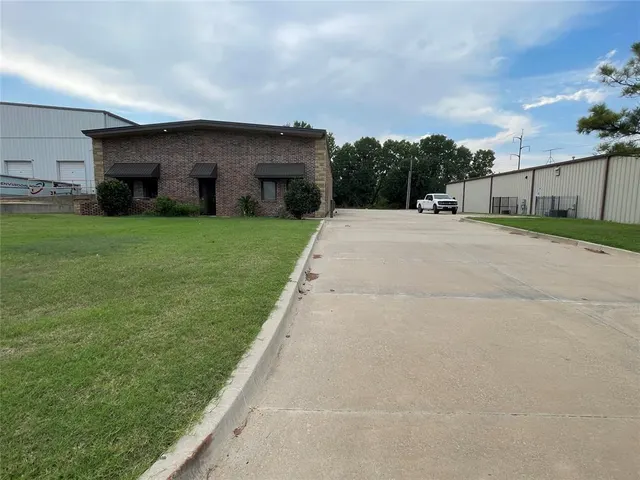 Photo 2 — 8209 N Glade Avenue, Oklahoma City, OK 73132