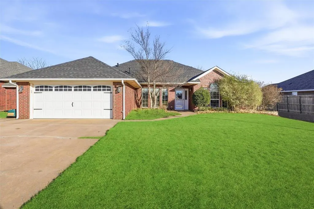 Front exterior — 3208 Peacock Lane, Altus, OK 73521