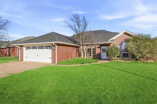 Photo 3 — 3208 Peacock Lane, Altus, OK 73521