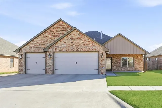 Front exterior — 2112 Longhorn Trail, Altus, OK 73521