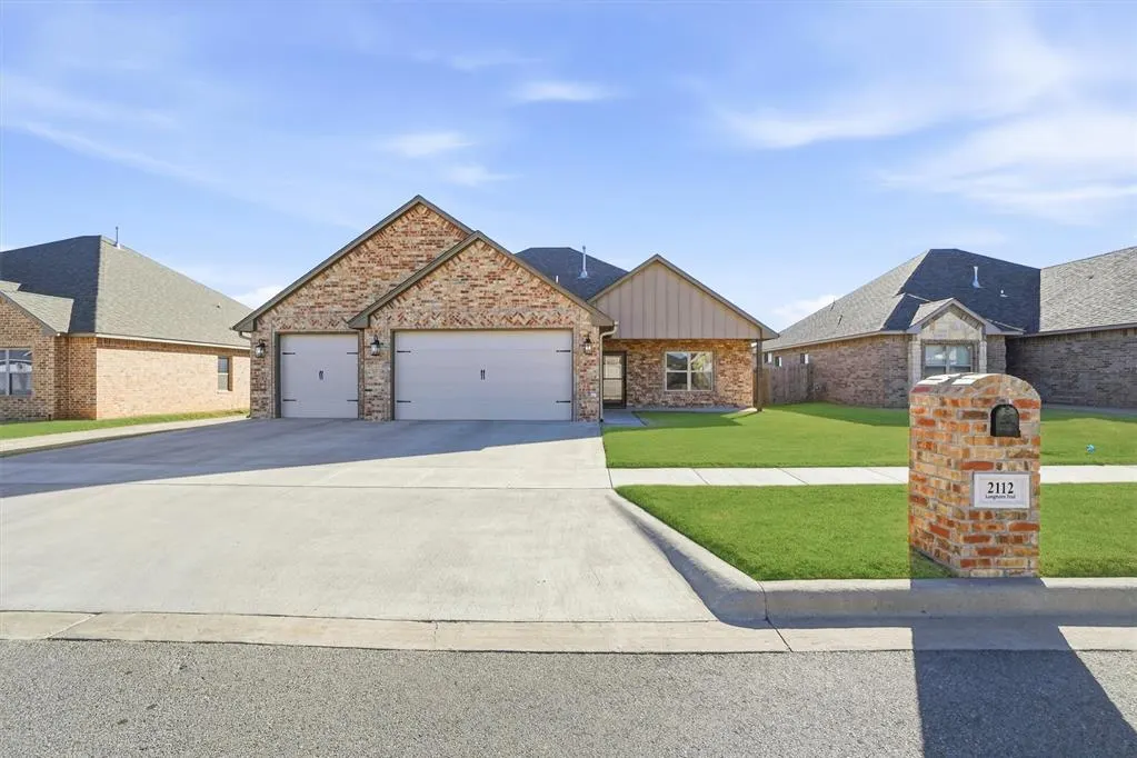 Photo 2 — 2112 Longhorn Trail, Altus, OK 73521