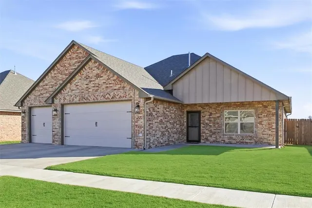 Photo 3 — 2112 Longhorn Trail, Altus, OK 73521