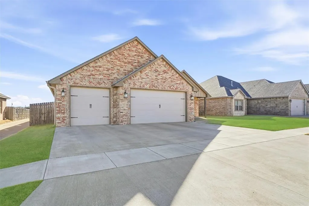 Photo 4 — 2112 Longhorn Trail, Altus, OK 73521