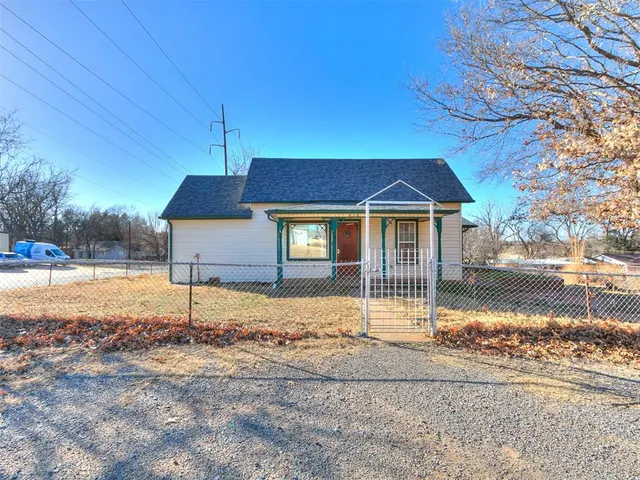Photo 3 — 418 S 10th Street, Kingfisher, OK 73750