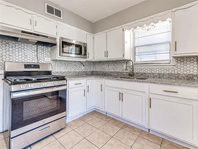 Photo 2 — 321 NW 80th Street, Oklahoma City, OK 73114