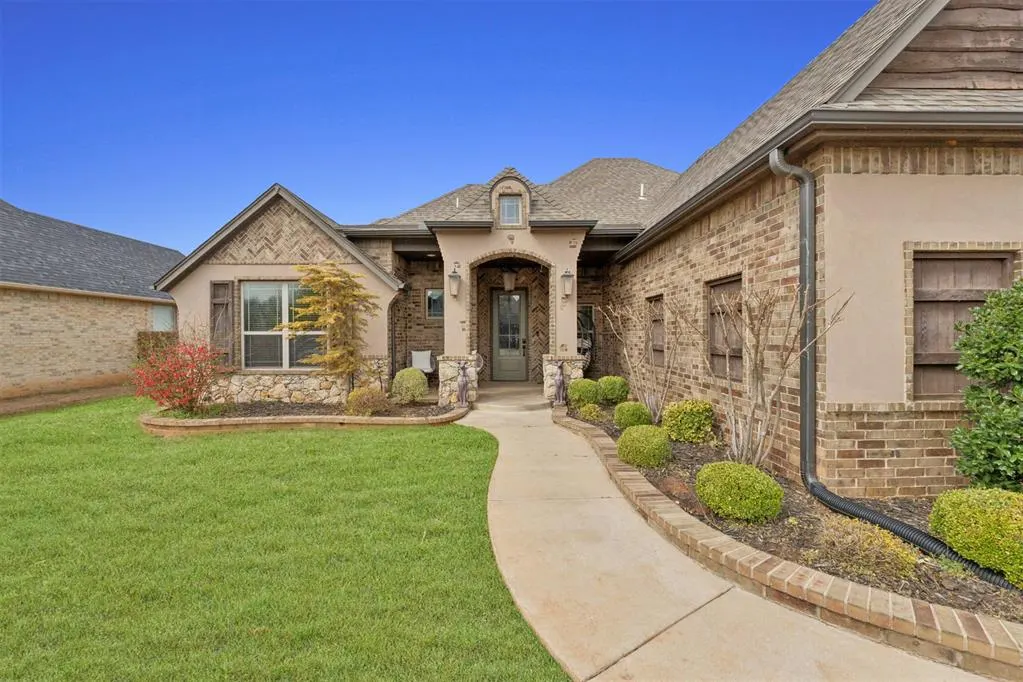 Photo 5 — 4309 Bridge Wood Lane, Oklahoma City, OK 73179