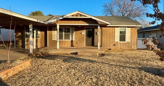 Front exterior — 1009 W D Avenue, Elk City, OK 73644