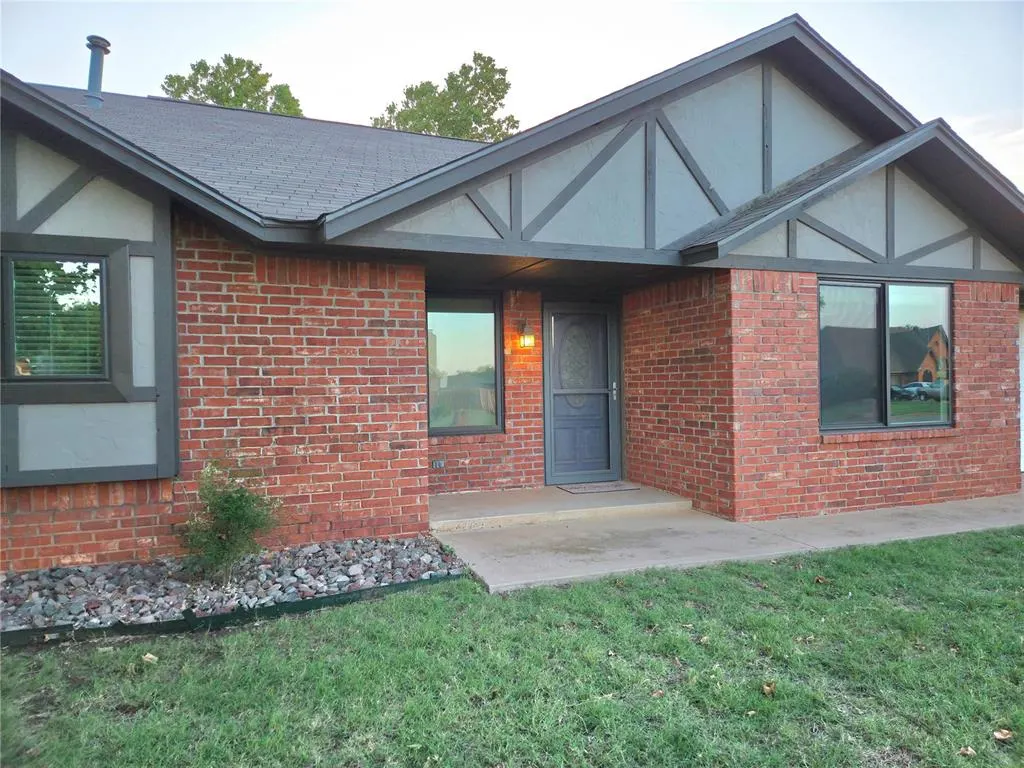Photo 2 — 605 Hayes Street, Altus, OK 73521